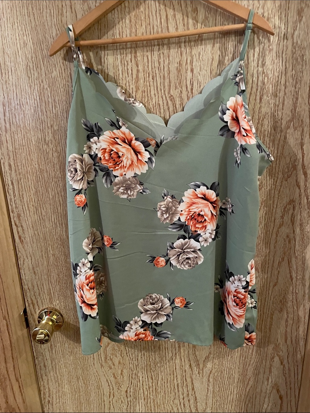 SHEIN Sage Green Floral Scallop V-Neck Tank - Picture 1 of 8